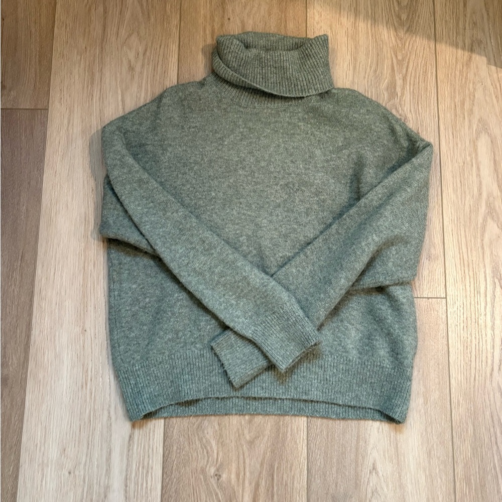 H&M Soft Green Knit Pullover turtleneck